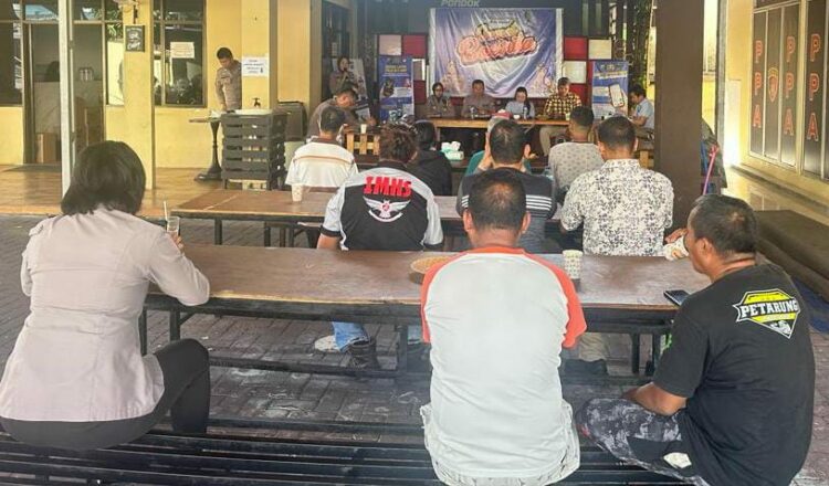Polresta Manado melaksanakan kegiatan Jumat Bacirita. egiatan ini akan berlangsung di Kantin Presisi Polresta Manado dengan topik utama “Sosialisasi dan Santunan Kecelakaan Lalu Lintas, Jumat (20/10/2023).