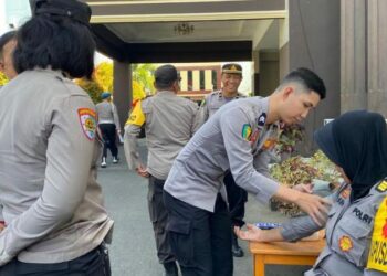 Polresta Manado melaksanakan kegiatan pemeriksaan kesehatan menyeluruh bagi para anggotanya dalam rangka Operasi Mantap Brata Samrat 2023-2024. Kegiatan ini bertujuan untuk memastikan bahwa seluruh personel yang terlibat dalam operasi tersebut dalam kondisi fisik dan mental yang optimal.