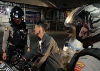 Petugas Patroli Rayon Samapta Polresta Manado menjalankan kegiatan Sibulan dengan fokus pada pembersihan jalanan dari pemabuk di wilayah Tikala