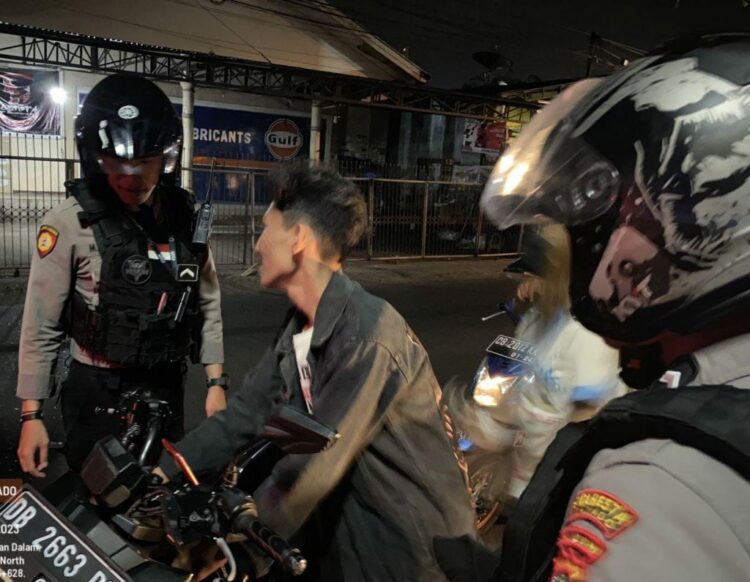 Petugas Patroli Rayon Samapta Polresta Manado menjalankan kegiatan Sibulan dengan fokus pada pembersihan jalanan dari pemabuk di wilayah Tikala