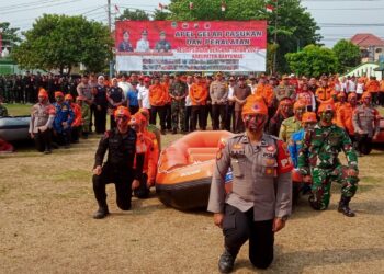 Aparat gabungan dari Personil TNI-POLRI, Forkopimda, BPBD, Tagana, Linmas, SAR, PMI, Senkom, RAPI dan ormas Kabupaten Banyumas menggelar apel gabungan untuk selalu siap siaga dan tanggap menanggulangi kejadian bencana alam yang digelar di Lapangan upacara Kodim 0701/Banyumas Jln. Jend. Soedirman Kelurahan Kedungwuluh Kecamatan Purwokerto Barat Kabupaten Banyumas, jumat (20/10/2023).