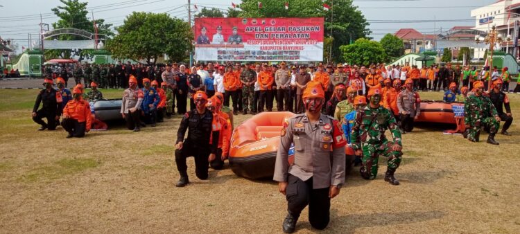 Aparat gabungan dari Personil TNI-POLRI, Forkopimda, BPBD, Tagana, Linmas, SAR, PMI, Senkom, RAPI dan ormas Kabupaten Banyumas menggelar apel gabungan untuk selalu siap siaga dan tanggap menanggulangi kejadian bencana alam yang digelar di Lapangan upacara Kodim 0701/Banyumas Jln. Jend. Soedirman Kelurahan Kedungwuluh Kecamatan Purwokerto Barat Kabupaten Banyumas, jumat (20/10/2023).