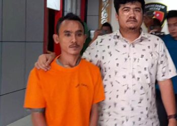 PEMBOBOL MESIN ATM: Pelaku spesialis pembobolan mesin ATM berinisial MM diamankan di Mako Sat Reskrim Polrestabes Medan, Jumat (20/10/2023).(Foto Dok/Polrestabes)