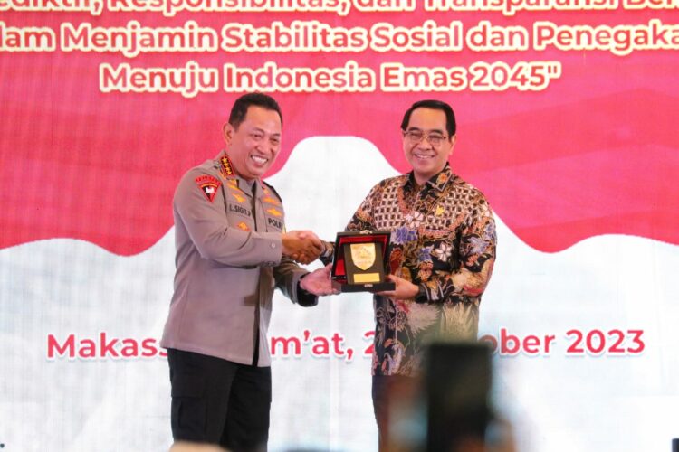Kepala Kepolisian Negara Republik Indonesia (Kapolri), Jenderal Pol Drs. Listyo Sigit Prabowo, M.Si, mengisi kuliah kebangsaan, di Universitas Hasanuddin (Unhas), Makassar, dengan tema ‘Polri – Prediktif, Responsibilitas dan Transparansi Berkeadilan (Presisi) dalam Menjamin Stabilitas Sosial dan Penegakan Hukum Menuju Indonesia Emas 2045’, Jumat, (20/10/23)