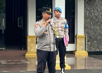Kabag Operasi Polres Purbalingga AKP Tri Arjo Irianto saat memimpin apel pagi Satgas Operasi Mantap Brata (OMB) Candi 2023-2024 di halaman Mapolres Purbalingga, Sabtu (21/10/2023).