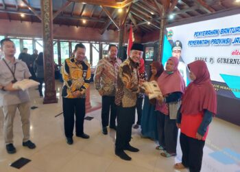 Jum'at (20/10/2023) Pemprov Jateng menggelontorkan empat ton bantuan beras cadangan kepada masyarakat Kota Tegal. Bantuan beras gratis tersebut secara simbolis diserahkan langsung oleh Pj. Gubernur Jawa Tengah, Nana Sudjana di Pendopo Ki Gede Sebayu.