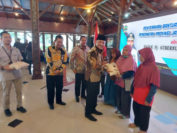 Jum'at (20/10/2023) Pemprov Jateng menggelontorkan empat ton bantuan beras cadangan kepada masyarakat Kota Tegal. Bantuan beras gratis tersebut secara simbolis diserahkan langsung oleh Pj. Gubernur Jawa Tengah, Nana Sudjana di Pendopo Ki Gede Sebayu.
