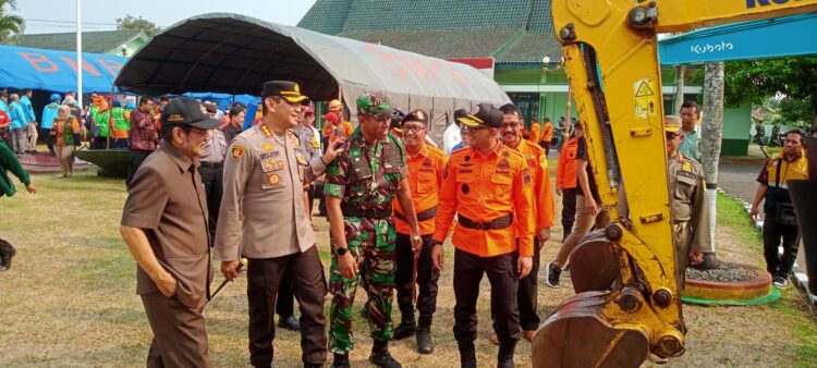 Aparat gabungan dari Personil TNI-POLRI, Forkopimda, BPBD, Tagana, Linmas, SAR, PMI, Senkom, RAPI dan ormas Kabupaten Banyumas menggelar apel gabungan untuk selalu siap siaga dan tanggap menanggulangi kejadian bencana alam yang digelar di Lapangan upacara Kodim 0701/Banyumas Jln. Jend. Soedirman Kelurahan Kedungwuluh Kecamatan Purwokerto Barat Kabupaten Banyumas, jumat (20/10/2023).