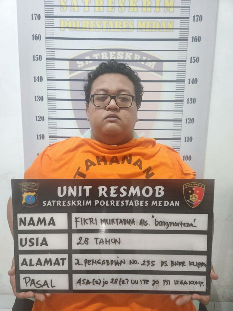 PENGHINA AGAMA KRISTEN: Tiktoker berinisial FN yang diduga melakukan penghinaan terhadap Agama Kristen diamankan di Mako Sat Reskrim Polrestabes Medan, Sabtu (21/10/2023).(Foto Dok/Polrestabes)