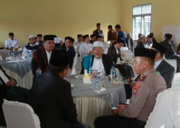 ANJANGSANA: Walikota Medan Bobby Nasution bersama Kasat Binmas Polrestabes Medan Kompol Kamdani anjangsana ke tokoh agama di Pesantren Ulumul Quran Jalan Timur Ujung, Minggu (22/10/2023).(Foto Dok/Polrestabes)