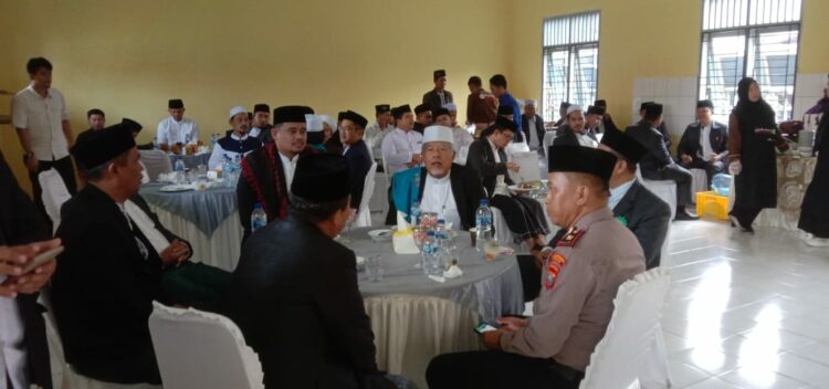 ANJANGSANA: Walikota Medan Bobby Nasution bersama Kasat Binmas Polrestabes Medan Kompol Kamdani anjangsana ke tokoh agama di Pesantren Ulumul Quran Jalan Timur Ujung, Minggu (22/10/2023).(Foto Dok/Polrestabes)