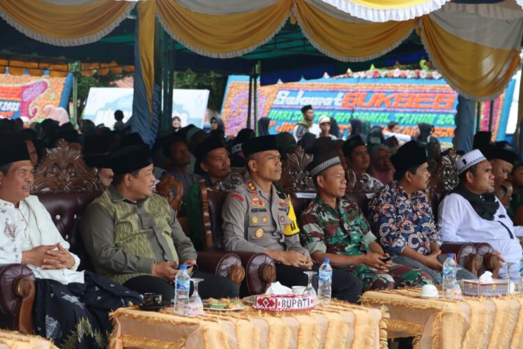 Kapolres Dairi AKBP Agus Bahari P.A, S.I.K, S.H, M.Si Menghadiri Hari Santri Nasional Ke -IX Tahun 2023 bertempat di Pondok Pesantren Sidiangkat Kabupaten Dairi. Minggu 22 Oktober 2023.