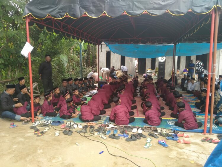 Warga Gampong Blang Jruen, Kecamatan Tanah Luas,Kabupaten Aceh Utara, rutin menggelar kegiatan Maulid Nabi Muhammad SAW setiap tahunnya, yang kali ini pada penyelenggaraan Maulid Nabi Muhammad SAW 1445 Hijriah digelar dihalaman Meunasah, dan hampir seribu tamu undangan menghadiri peringatan maulid Nabi Muhammad SAW tahun ini, Minggu 22 Oktober 2023.