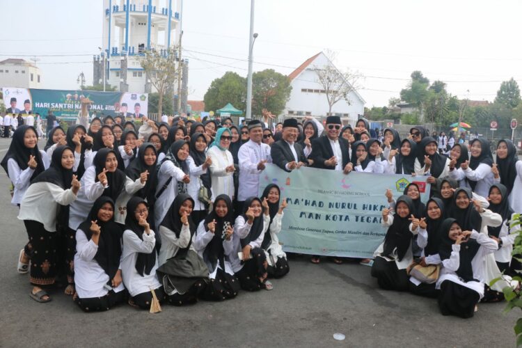Peringatan Hari Santri Nasional ke - 8 tingkat Kota Tegal di Jl. Pancasila, Minggu (22/10/23) mengusung tema "Jihad Santri Jayakan Negeri".