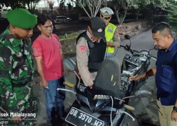 Polsek Malalayang menggelar kegiatan patroli gabungan KRYD (Kegiatan Rutin Yang Ditingkatkan ) bersama personel TNI dan Reskom. Keenam personel terdiri dari 4 personel Polri, 1 personel TNI, dan 1 personel Reskom, membentuk kekuatan pers yang tangguh.