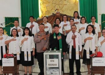 Kapolsek Sario Iptu Herry Johanis memimpin pelaksanaan Program Unggulan “Minggu Kasih” dengan penuh kehangatan. Kegiatan ini melibatkan beribadah bersama Jemaat Sindulang GMIM Betani Singkil Kecamatan Singkil, yang dipimpin oleh Pdt. Charles W. Tampi, S.Th. Acara dimulai pukul 06.00 Wita dan dihadiri oleh sekitar 160 orang jemaat. Minggu, 22 Oktober 2023.