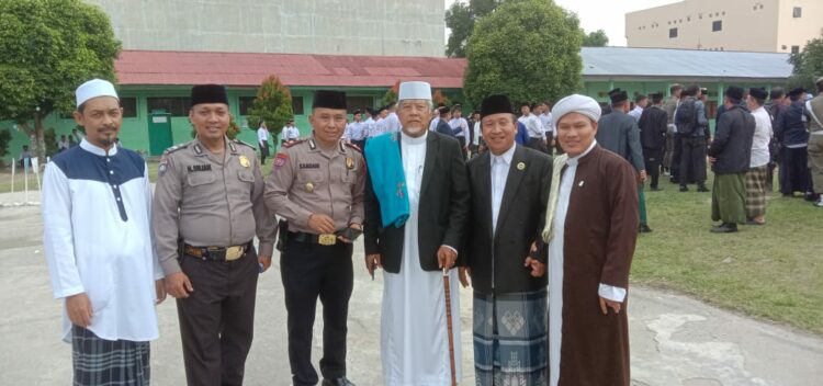 SILATURAHMI: Kasat Binmas Polrestabes Medan Kompol Kamdani silaturahmi ke tokoh agama dan Pimpinan Ponpes Tahfizul Quran Jabbal Noor, KH Zulfikar LC dan para Ustad di Sunggal, Senin (23/10/2023).(Foto Dok/Polrestabes)