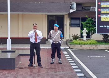 BERI PENGARAHAN: Kasat Narkoba Polrestabes Medan AKBP John Hery Rakutta Sitepu SIK MH saat memimpin apel sekaligus memberikan pengarahan kepada personel di Mapolrestabes, Senin (23/10/2023).(Foto Dok/Polrestabes)