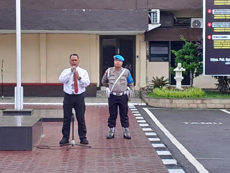 BERI PENGARAHAN: Kasat Narkoba Polrestabes Medan AKBP John Hery Rakutta Sitepu SIK MH saat memimpin apel sekaligus memberikan pengarahan kepada personel di Mapolrestabes, Senin (23/10/2023).(Foto Dok/Polrestabes)