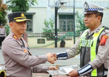 Dilapangan Mako Polres Samosir digelar Apel Jam Pimpinan sebagai bagian dari pemberian reward kepada personil Polres Samosir yang telah berprestasi.