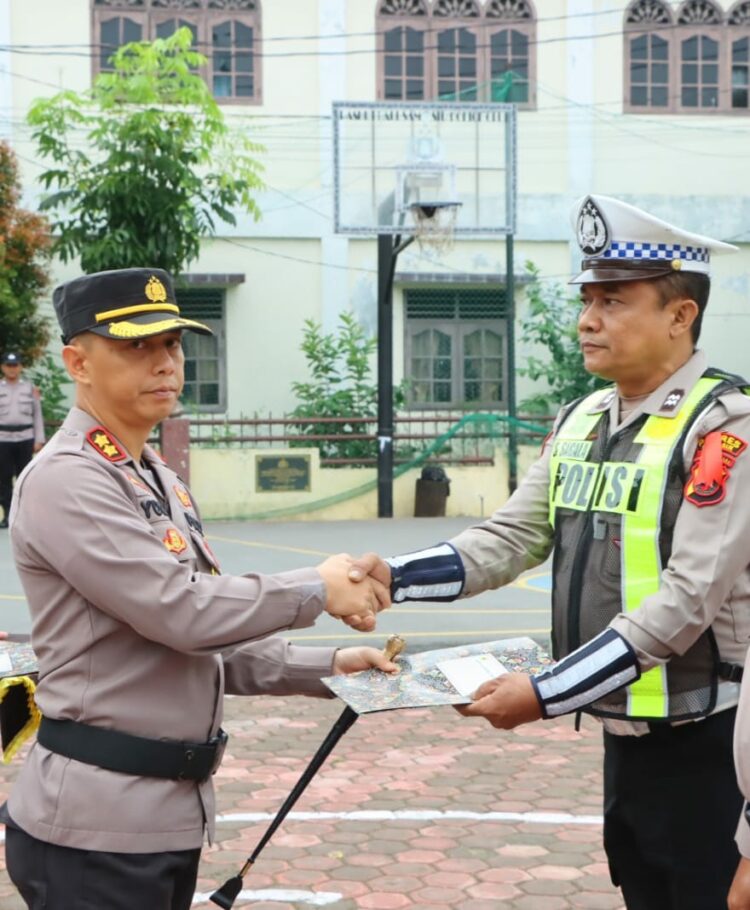 Dilapangan Mako Polres Samosir digelar Apel Jam Pimpinan sebagai bagian dari pemberian reward kepada personil Polres Samosir yang telah berprestasi.