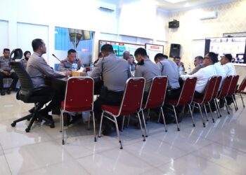 PIMPIN RAPAT: Kabag Ops Polrestabes Medan AKBP Yasir Ahmadi SIK MH memimpin rapat sekaligus memberikan pengarahan kepada personel di Aula Bag Ops Mapolrestabes, Senin (23/10/2023).(Foto Dok/Polrestabes)