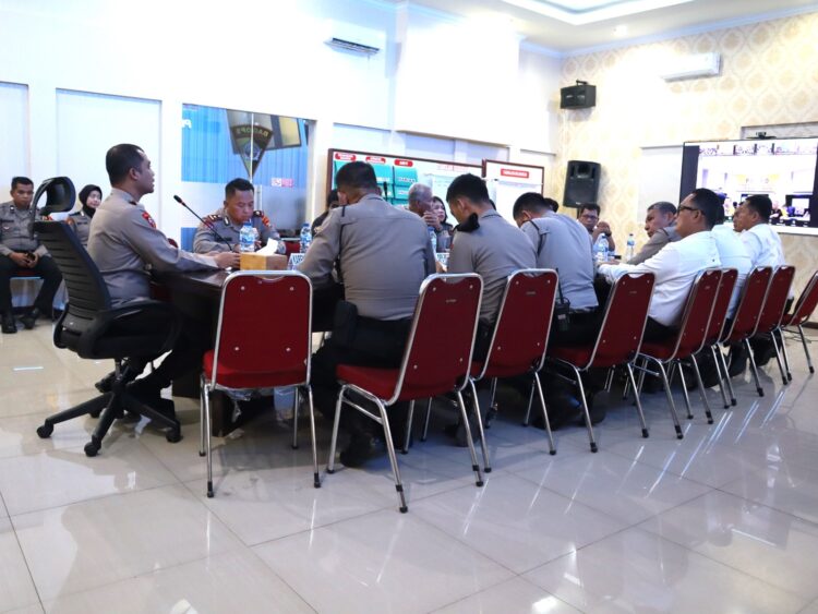 PIMPIN RAPAT: Kabag Ops Polrestabes Medan AKBP Yasir Ahmadi SIK MH memimpin rapat sekaligus memberikan pengarahan kepada personel di Aula Bag Ops Mapolrestabes, Senin (23/10/2023).(Foto Dok/Polrestabes)