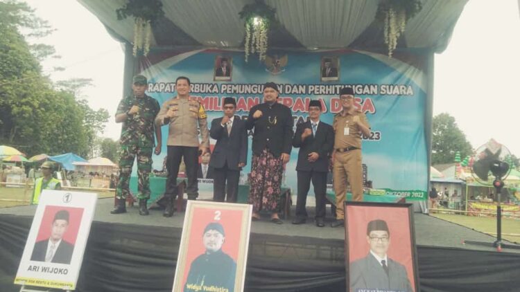 Sebanyak 15 desa di Kabupaten Banyumas melaksanakan pemilihan kepala desa (pilkades) secara serentak, Senin (23/10/2023). Perhelatan seru memperebutkan kursi kepala desa menjadi banyak perhatian dari masyarakat di wilayah Banyumas. Senin, 23 Oktober 2023.