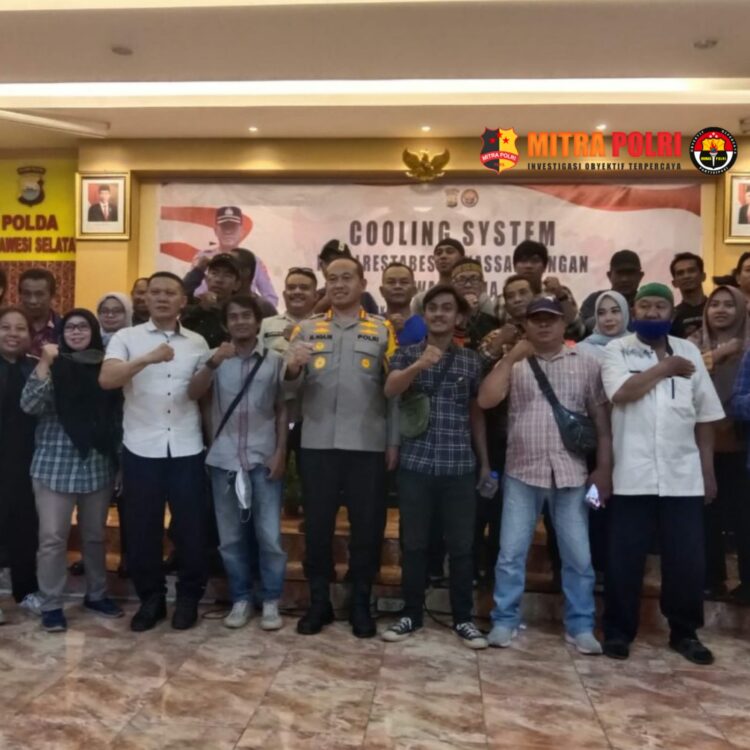 Foto bersama Kapolrestabes Makassar Kombes Pol Muhammad Ngajib, S.I.K.,M.H bersama awak media dalam acara cooling system menangkal berita hoax menghadapi pemilu 2023- 2024, bertempat di gedung aula Kapolrestabes Makassar jalan Ahmad Yani Senin, 23/10/2023.