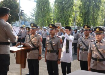 Polres Purbalingga menggelar upacara serah terima jabatan (Sertijab), Kepala Satuan Reserse Kriminal (Kasat Reskrim), Kepala Satuan Lalu Lintas (Kasat Lantas) dan Kepala Kepolisian Sektor (Kapolsek) Bobotsari. Upacara digelar di halaman Mapolres Purbalingga, Selasa (24/10/2023).