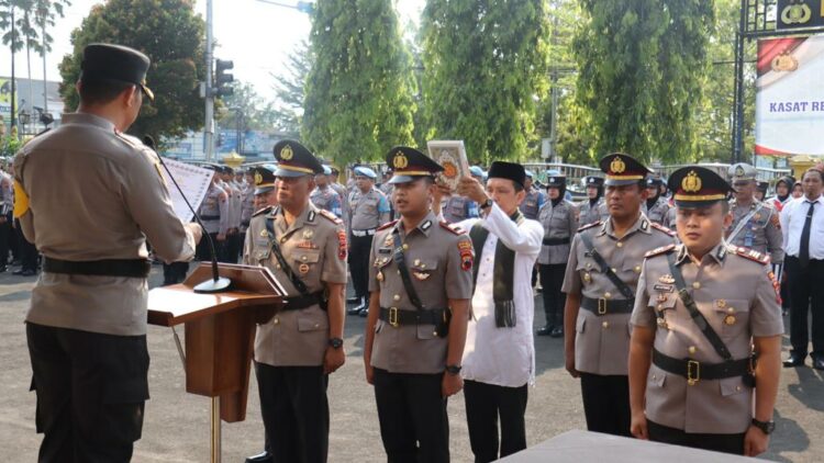 Polres Purbalingga menggelar upacara serah terima jabatan (Sertijab), Kepala Satuan Reserse Kriminal (Kasat Reskrim), Kepala Satuan Lalu Lintas (Kasat Lantas) dan Kepala Kepolisian Sektor (Kapolsek) Bobotsari. Upacara digelar di halaman Mapolres Purbalingga, Selasa (24/10/2023).