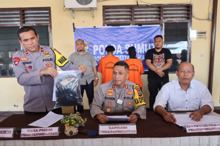 Kapolres Pematang Siantar AKBP Yogen Heroes Baruno SH S.I.K, melakukan konferensi pers terkait penangkapan pelaku kasus pencurian dengan kekerasan terhadap orang penyandang disabilitas yang viral di Medsos.