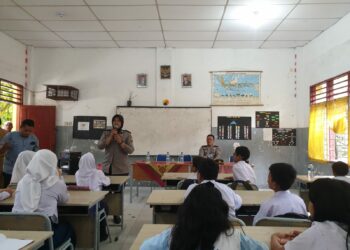 BERIKAN EDUKASI: Personel Sat Binmas Polrestabes Medan menggelar Police Go To School dengan datang ke SMP Negeri 37 Medan untuk memberikan edukasi kepada para pelajar, Selasa (24/10/2023).(Foto Dok/Polrestabes)
