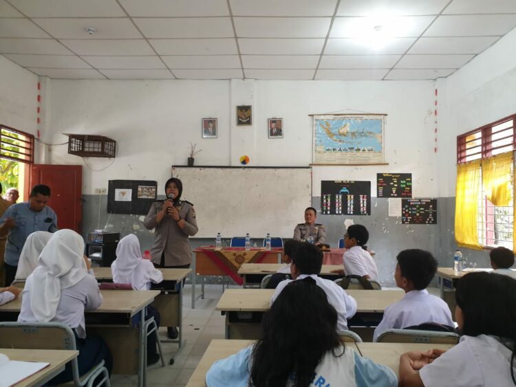 BERIKAN EDUKASI: Personel Sat Binmas Polrestabes Medan menggelar Police Go To School dengan datang ke SMP Negeri 37 Medan untuk memberikan edukasi kepada para pelajar, Selasa (24/10/2023).(Foto Dok/Polrestabes)