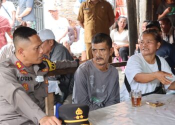 Kapolres Pematang Siantar AKBP Yogen Heroes Baruno SH S.I.K kunjungi penyandang disabilitas korban curas yang viral di Medsos.