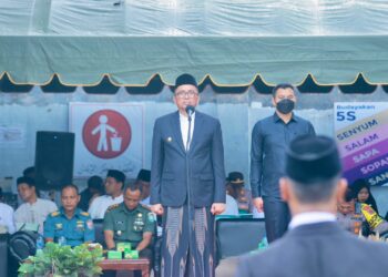 Pj Wali Kota Sabang Reza Fahlevi menghadiri upacara peringatan Hari Santri tahun 2023 di lapangan upacara Pesantren Al-Mujaddid Kota Sabang, senin (24/10/23).