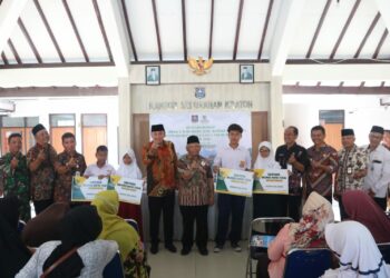 Badan Amil Zakat Nasional (Baznas) Kota Tegal kembali membagikan bantuan untuk anak yatim. Giliran Kelurahan Kraton Kecamatan Tegal Barat mendapatkan bantuan yang diberikan kepada 110 anak yatim.