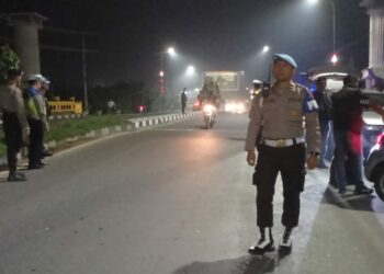GELAR RAZIA: Personel Satres Narkoba Polrestabes Medan dan Propam menggelar razia di Jalan Medan-Binjai Km 16 tepatnya di jembatan Megawati, Selasa (24/10/2023).(Foto Dok/Polrestabes)