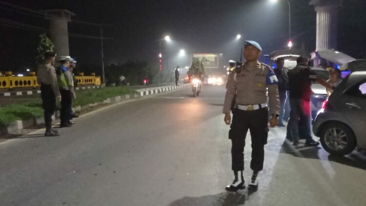 GELAR RAZIA: Personel Satres Narkoba Polrestabes Medan dan Propam menggelar razia di Jalan Medan-Binjai Km 16 tepatnya di jembatan Megawati, Selasa (24/10/2023).(Foto Dok/Polrestabes)