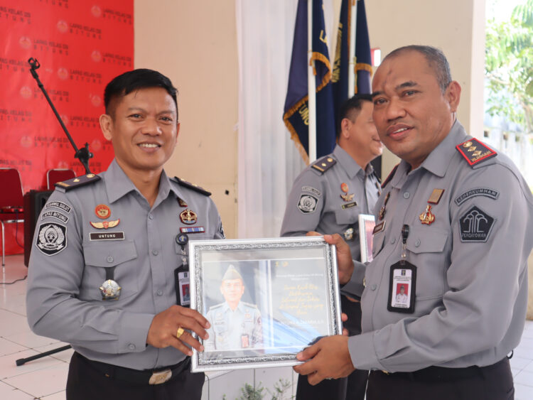 Kedua pimpinan menyampaikan kesan dan pesannya selama melaksanakan tugas di Lapas Bitung, terlihat juga Lucky dan Untung menerima cindera mata yang diserahkan langsung oleh Kepala Lapas Kelas IIB Bitung, Syukron Hamdani