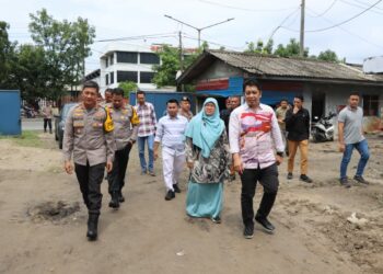 CEK GUDANG: Kapolrestabes Medan Kombes Pol Valentino Alfa Tatareda SH SIK cek gudang logistik KPU dan Bawaslu di Jalan Kl Yos Sudarso Km 9.8 Kelurahan Mabar, Kecamatan Medan Deli, Rabu (25/10/2023).(Foto Dok/Polrestabes)