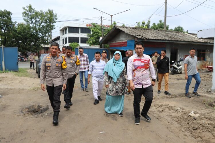 CEK GUDANG: Kapolrestabes Medan Kombes Pol Valentino Alfa Tatareda SH SIK cek gudang logistik KPU dan Bawaslu di Jalan Kl Yos Sudarso Km 9.8 Kelurahan Mabar, Kecamatan Medan Deli, Rabu (25/10/2023).(Foto Dok/Polrestabes)