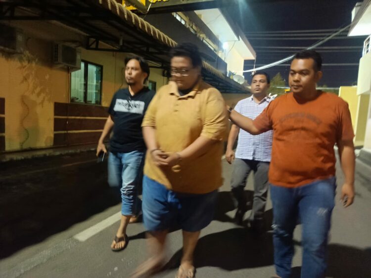 6 TAHUN PENJARA: Tiktoker berinisial FM yang diduga melakukan penghinaan terhadap Agama Kristen ditahan di Polrestabes Medan dan terancam 6 tahun penjara.(Foto Dok/Polrestabes)