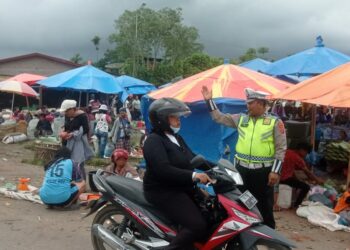Sat Lantas Polres Simalungun menggelar operasi pengamanan dan pengaturan arus lalu lintas di pasar mingguan wilayah Saribu Dolok pada Rabu, (25 Oktober 2023) Operasi ini dimulai sejak pukul 08:00 Wib dan berlangsung hingga selesai.