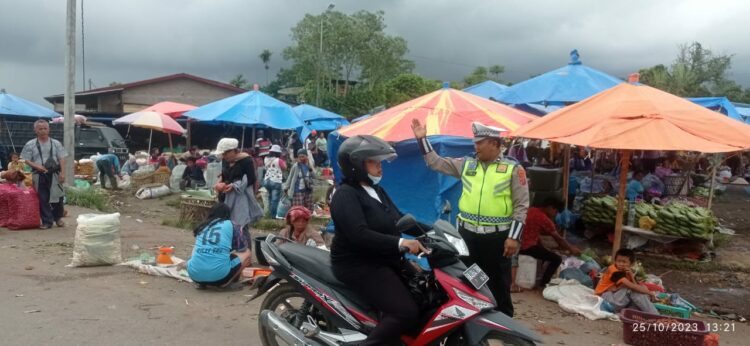 Sat Lantas Polres Simalungun menggelar operasi pengamanan dan pengaturan arus lalu lintas di pasar mingguan wilayah Saribu Dolok pada Rabu, (25 Oktober 2023) Operasi ini dimulai sejak pukul 08:00 Wib dan berlangsung hingga selesai.