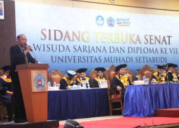 Wali Kota Tegal, H. Dedy Yon Supriyono hadir di Sidang Terbuka Senat Wisuda Sarjana dan Diploma VII Universitas Muhadi Setiabudi Kabupaten Brebes di Auditorium Universitas Muhadi Setiabudi Brebes (UMUS), Rabu (25/10/2023) pagi.
