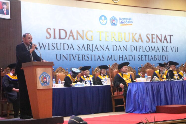 Wali Kota Tegal, H. Dedy Yon Supriyono hadir di Sidang Terbuka Senat Wisuda Sarjana dan Diploma VII Universitas Muhadi Setiabudi Kabupaten Brebes di Auditorium Universitas Muhadi Setiabudi Brebes (UMUS), Rabu (25/10/2023) pagi.
