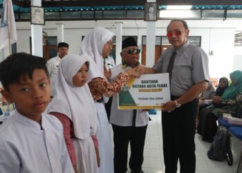 Sebanyak 83 siswa yatim dhuafa siswa SD dan SMP di Kecamatan Tegal Selatan menerima bantuan manfaat dari Badan Amil dan Zakat Nasional (Baznas) Kota Tegal