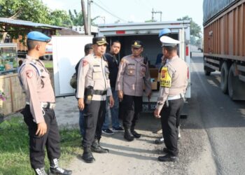 PERIKSA : Kabag Ops Polres Sergai, Kompol LS Siregar didampingi Kasat Lantas AKP Andita Sitepu, dan Kapolsek Firdaus AKP Idham Halik memeriksa isi muatan salah satu kendaraan untuk memastikan tidak adanya pelanggaran saat menggelar razia gabungan di jalan lintas umum perbatasan Kabupaten Sergai dan Kota Tebintinggi, tepatnya di Desa Sukadamai, Kecamatan Seibamban, Kamis (26/10/2023). (Foto Dok/Humas Polres Sergai)