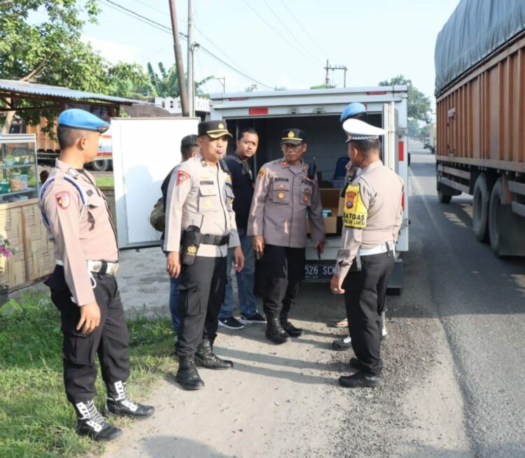 PERIKSA : Kabag Ops Polres Sergai, Kompol LS Siregar didampingi Kasat Lantas AKP Andita Sitepu, dan Kapolsek Firdaus AKP Idham Halik memeriksa isi muatan salah satu kendaraan untuk memastikan tidak adanya pelanggaran saat menggelar razia gabungan di jalan lintas umum perbatasan Kabupaten Sergai dan Kota Tebintinggi, tepatnya di Desa Sukadamai, Kecamatan Seibamban, Kamis (26/10/2023). (Foto Dok/Humas Polres Sergai)
